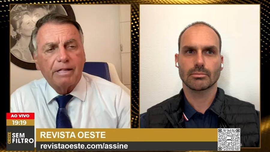 Jair e Eduardo Bolsonaro em entrevista ao canal da Revista Oeste Jair e Eduardo Bolsonaro em entrevista ao canal da Revista Oeste