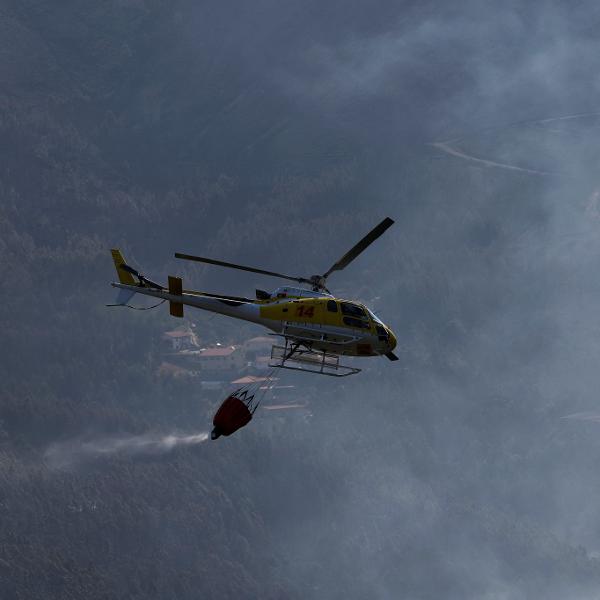 Helicóptero despeja água para tentar conter o incêndio florestal na região de Arouca, em Portugal Helicóptero despeja água para tentar conter o incêndio florestal na região de Arouca, em Portugal