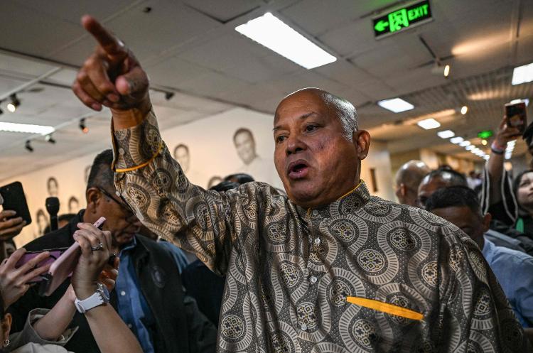 O senador filipino Ronald Dela Rosa conversa com a imprensa no Senado das Filipinas, em Pasay, região metropolitana de Manila