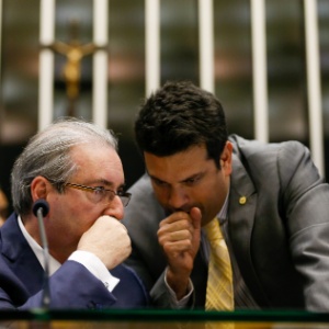Ex-líder da bancada do PMDB, o deputado Leonardo Picciani (à direita) conversa com Eduardo Cunha (PMDB-RJ) - Pedro Ladeira - 26.set.2015/Folhapress