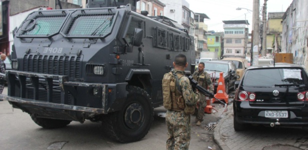 Homens do Bope realizam operação no Complexo da Maré, zona norte do Rio - José Lucena/Futura Press/Estadão Conteúdo