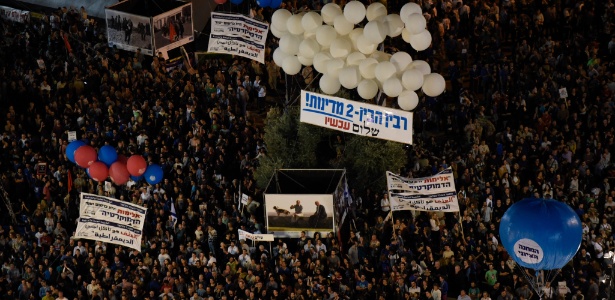 Milhares participam de ato para marcar o aniversário de 20 anos do assassinato do premiê israelense Yitzhak Rabin, em Tel Aviv (Israel) - Xinhua/Jini