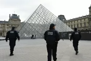Policiais fazem a segurança no Louvre em Paris; museu reabre nesta segunda - Bertrand Guay/AFP Photo