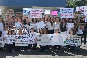 Em pseudo protesto por educação, professora é flagrada fumando