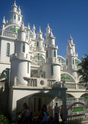 O castelo, feito com material simples, virou atração turística em Joinville - Leonardo Coradelli/Divulgação