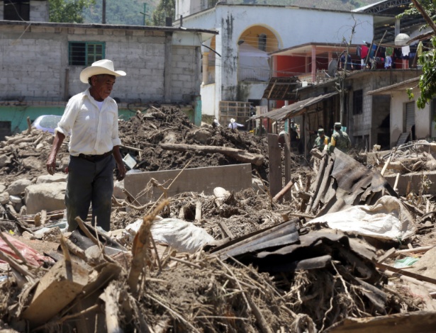 Homem observa casas destruídas pela passagem da tempestade Earl na cidade de Chicahuaxtla, no Estado de Puebla, no México - Barbara Decor/Xinhua
