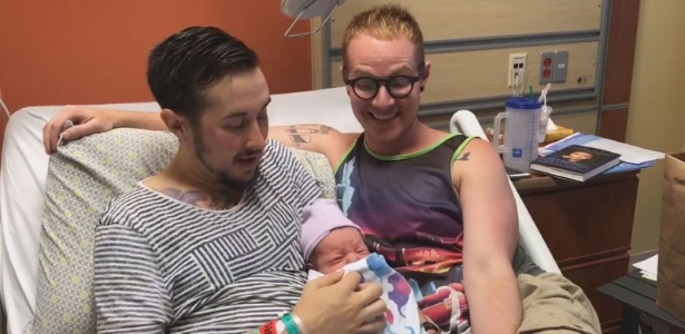 16.jul.2017 - Nasce primeiro filho biológico de pai transgênero e parceiro - Reprodução/Facebook