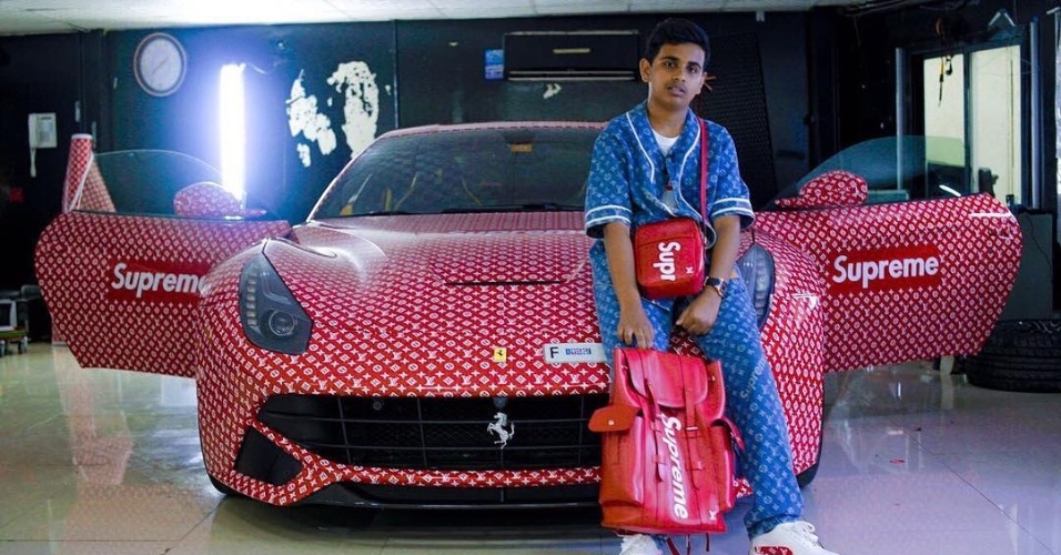Tem 15 anos: Filho de bilionário ostenta Ferrari; mas não pode dirigir
