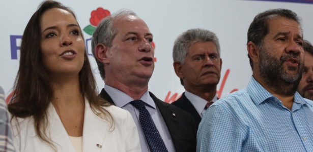8.mar.2018 - Ciro Gomes (c), sua mulher, Giselle Bezerra (e), e o presidente do PDT, Carlos Lupi (d), no lançamento da pré-candidatura de Ciro à Presidência da República