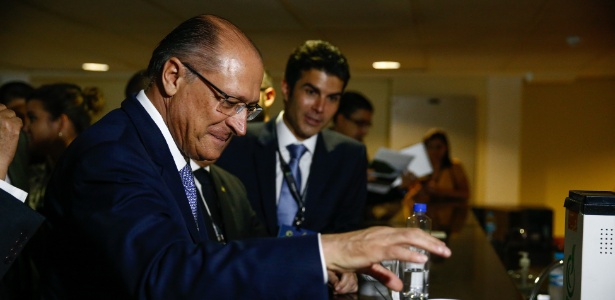 Observado por Helder Barbalho (MDB), o governador de São Paulo, Geraldo Alckmin, toma café e cumprimenta participantes do Fórum Mundial da Água, após falar em um seminário sobre crise hídrica em Brasília 
