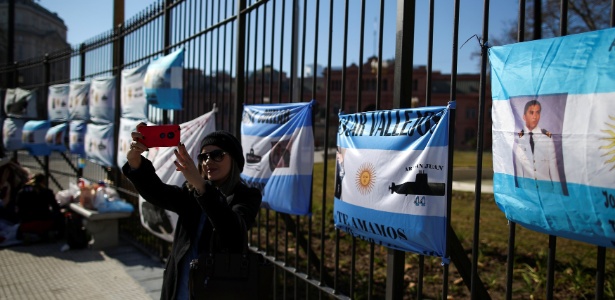 Familiares amarram bandeiras argentinas com rosto dos desaparecidos às grades da Casa Rosada, sede da presidência argentina - Bruno Aragaki / UOL