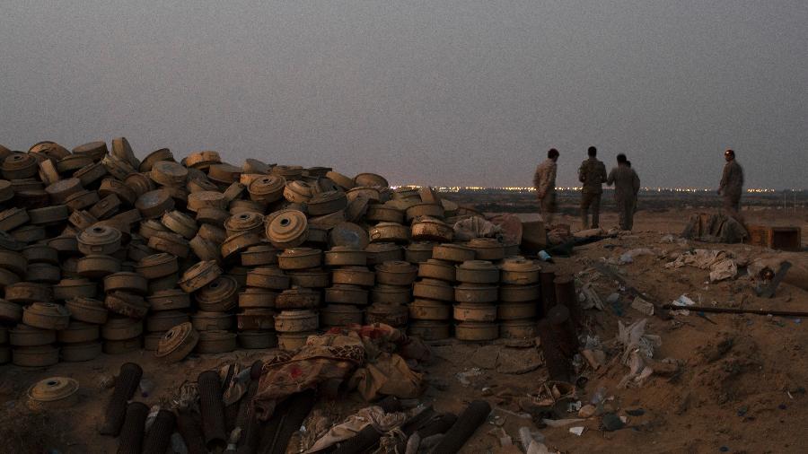 Montanha de minas terrestres que os soldados iemenitas disseram ter coletado nos últimos 2 meses, em Al Haifa, no Iêmen - Tyler Hicks/The New York Times