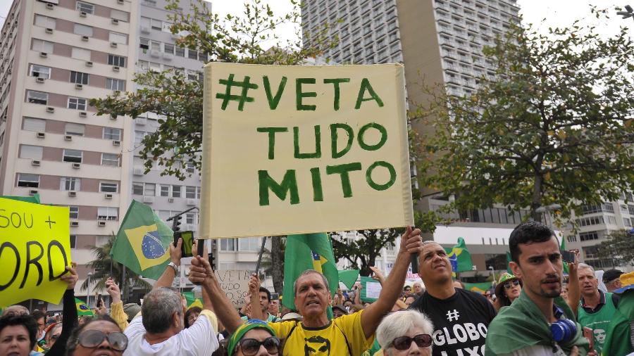 15.ago.2019 - Manifestante segura cartaz a favor de veto à Lei de Abuso de Autoridade em protesto no Rio - Saulo Angelo/Futura Press/Estadão Conteúdo