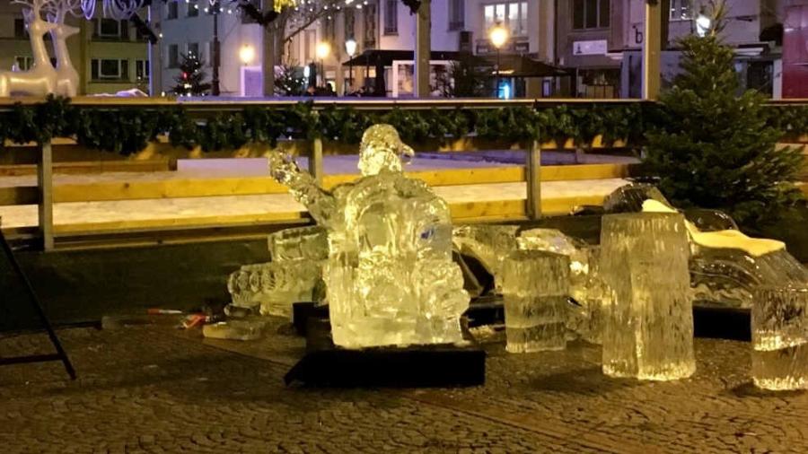 Imagem da escultura que caiu em cima de criança em Luxemburgo - Reprodução/Twitter