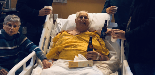 Última com os filhos | Idoso de 87 anos quis beber uma cerveja antes de morrer