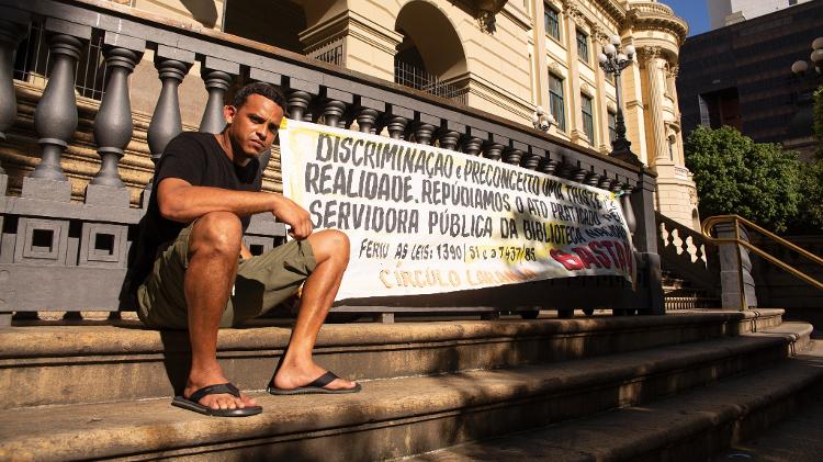 31.jan.2020 - Edmilson Costa de Oliveira levou faixa de protesto à Biblioteca Nacional - Taís Vilela/UOL