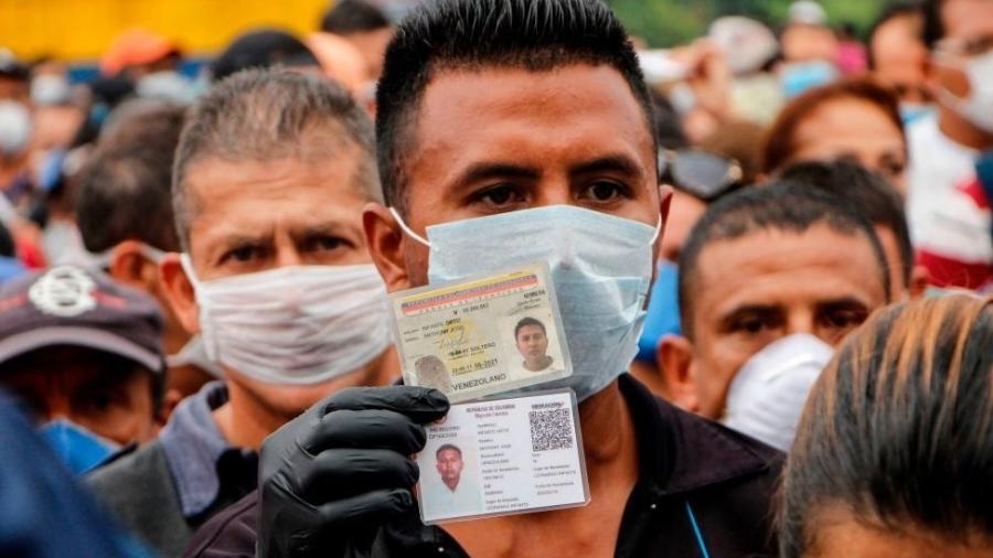 Venezuelanos usando máscaras tentam atravessar fronteira com a Colômbia - Getty Images