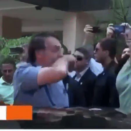 Bolsonaro esfrega nariz em braço - Reprodução