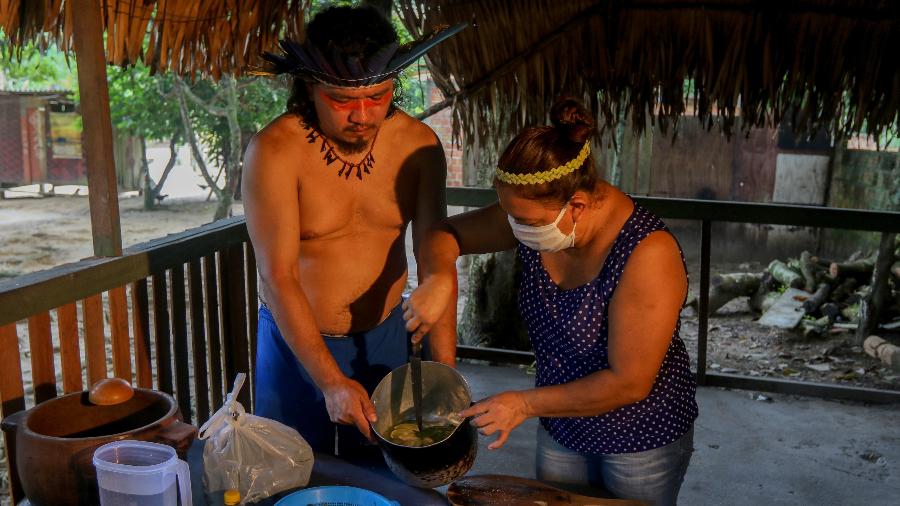 17.mai.2020 - Índios sateré mawé preparam ervas medicinais para tratar pessoas com sintomas da covid-19 - Ricardo Oliveira/AFP