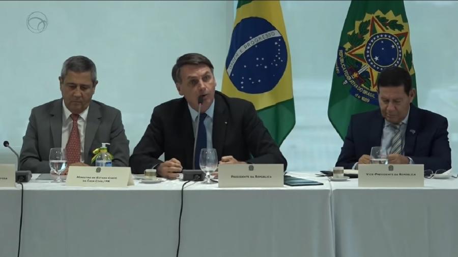 O momento em que Bolsonaro diz por que quer armar todos os brasileiros. Nada tem a ver com autodefesa. Pensa em guerra civil. E fez essa revelação entre dois generais. Humilhação inédita - Reprodução/UOL