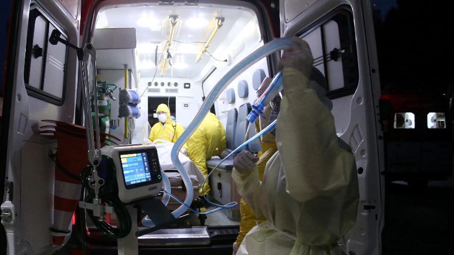 Médico configura respirador para uso em ambulância do Samu - RAHEL PATRASSO