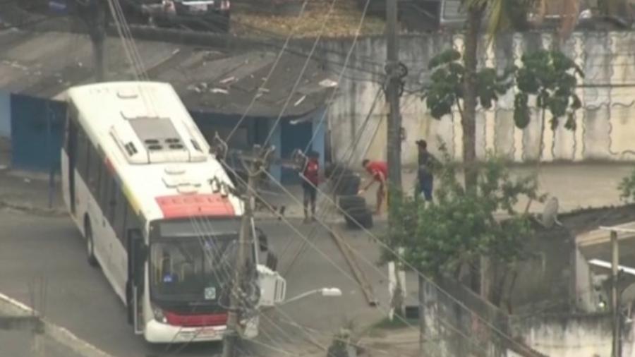 Homens montam barricadas contra operação da polícia na Vila Aliança, na zona oeste do Rio - Reprodução/TV Globo