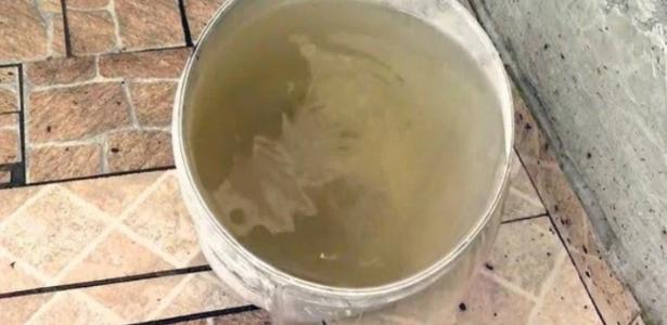 Cor de barro e mau cheiro | Após crise da geosmina, bairros do Rio voltam a receber água suja
