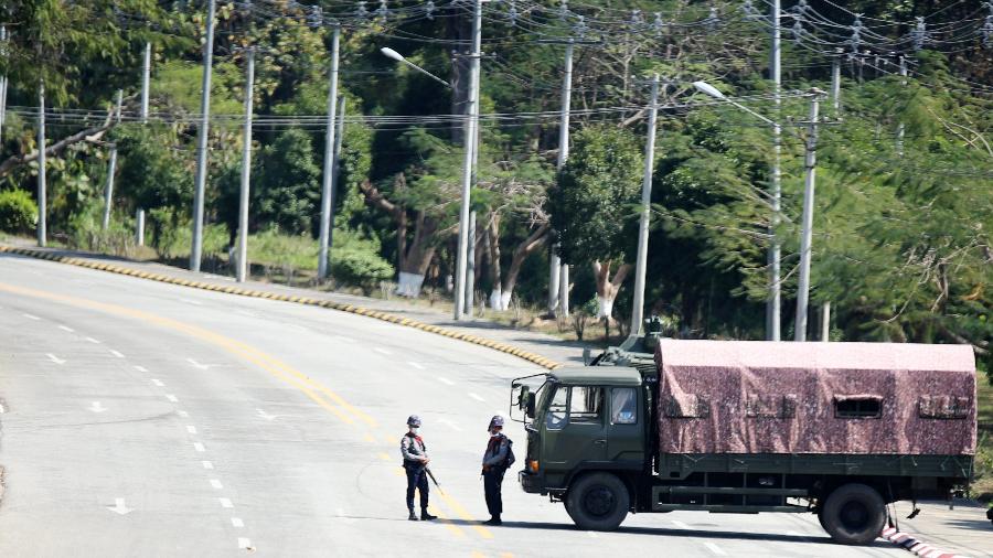 01.fev.2021 - Ponto de controle militar no caminho para o complexo do Congresso, em Mianmar - Reuters/Stringer