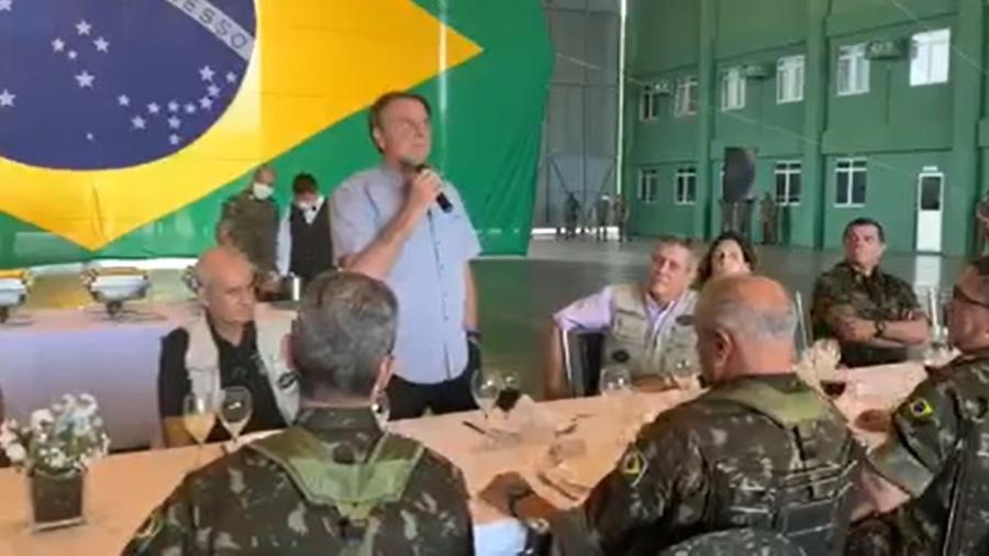 Jair Bolsonaro fala a militares no Amazonas e faz discurso golpista. Inventou o golpe "dentro das quatro linhas da Constituição" - Reprodução