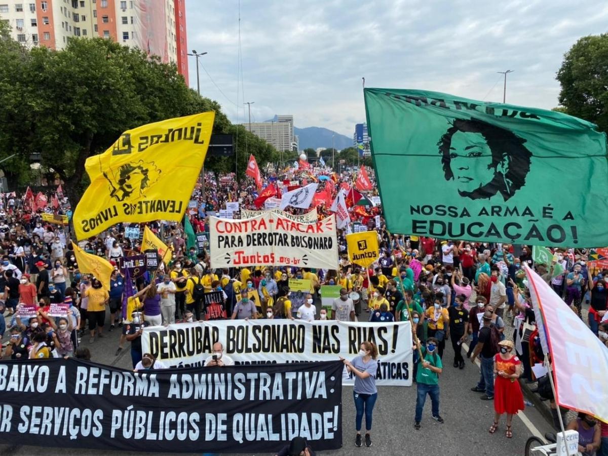 Manifestantes se mobilizam na avenida Presidente Vargas, centro do Rio, para ato contra o presidente Jair Bolsonaro - Herculano Barreto Filho/UOL