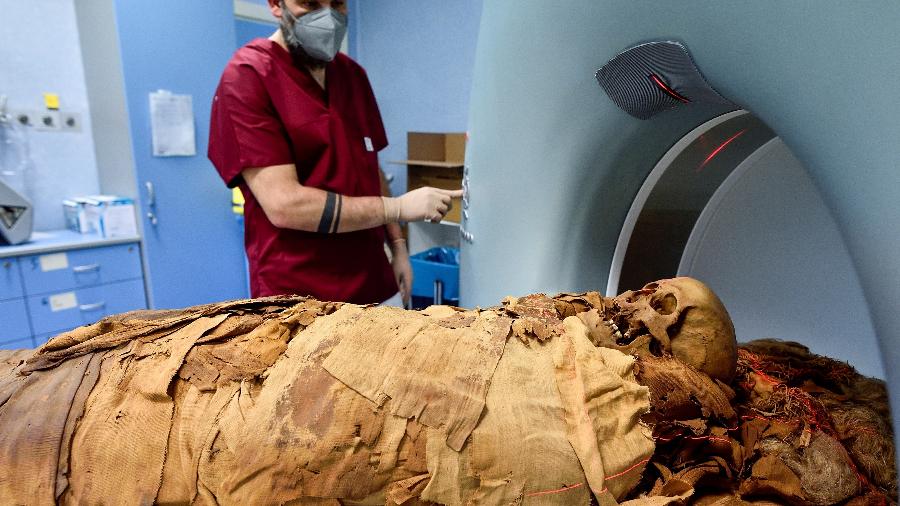 Múmia foi submetida a tomografia em hospital na Itália - Flavio Lo Scalzo/Reuters