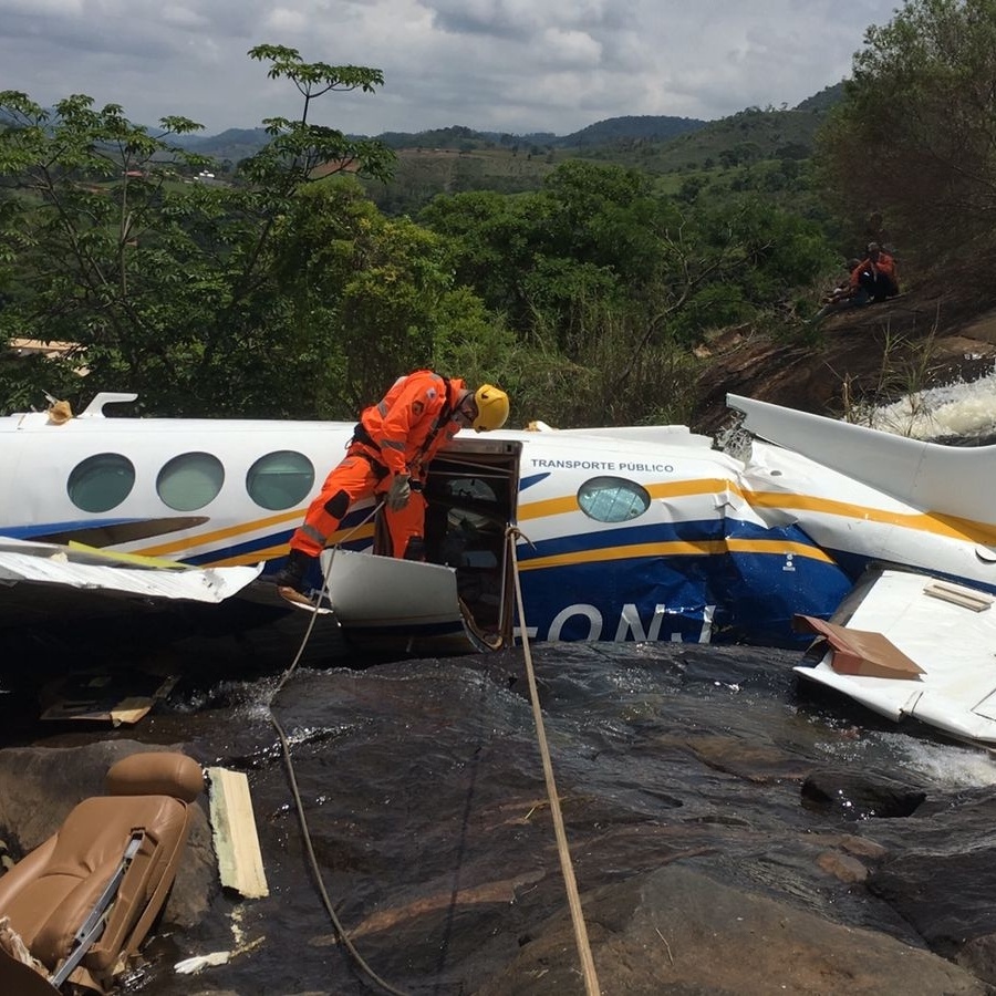 Avião tem problema após a decolagem em Belo Horizonte e cai de