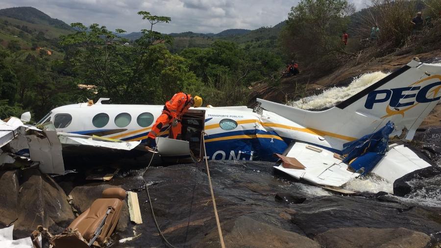 Bombeiros fazem a segurança dos peritos durante os trabalhos no local da queda do avião que vitimou Marília Mendonça, em Caratinga-MG - Divulgação/CBMMG