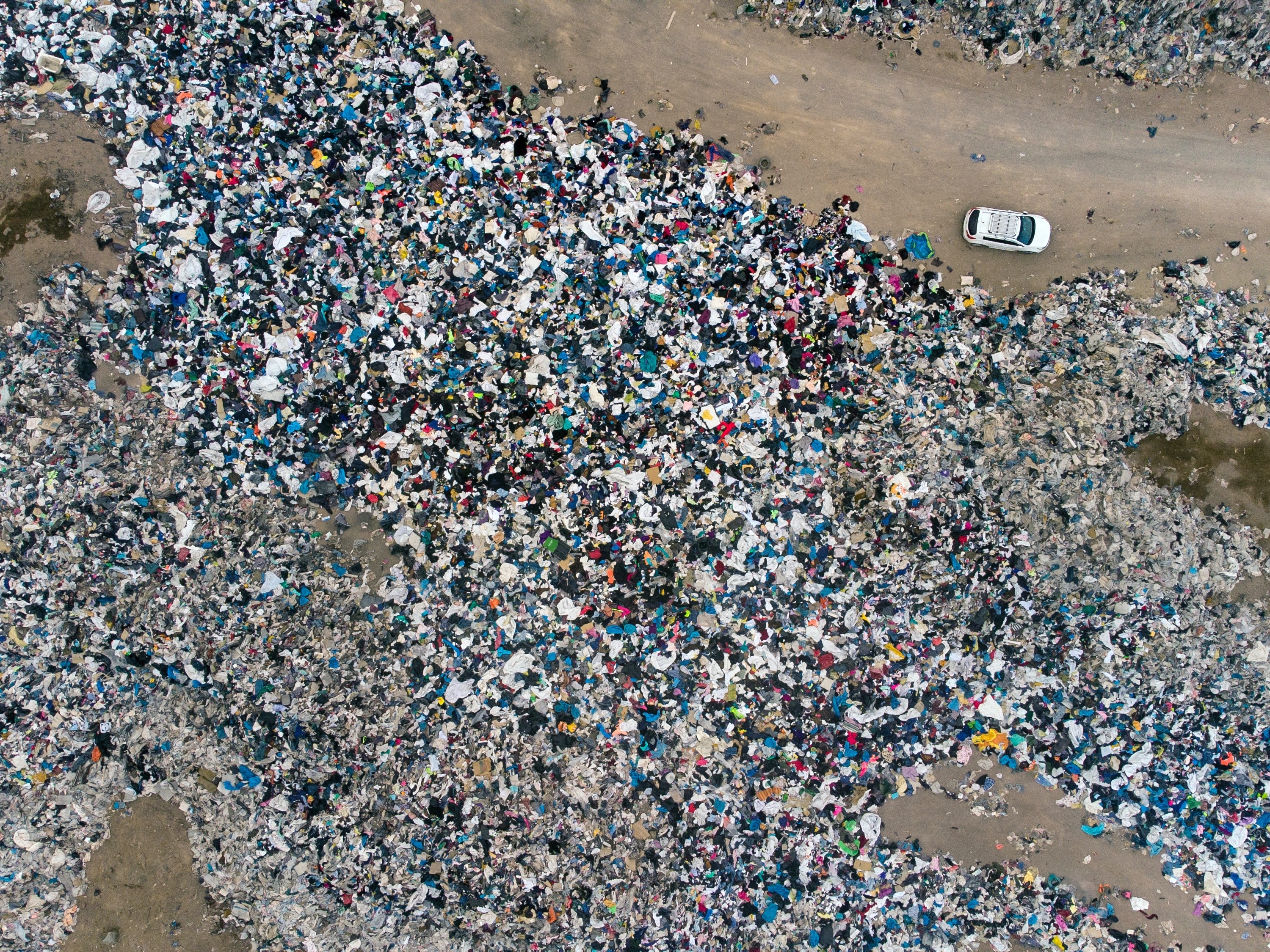 Own Premise To meditation Chile investiga lixão de roupas usadas no Atacama por dano ambiental