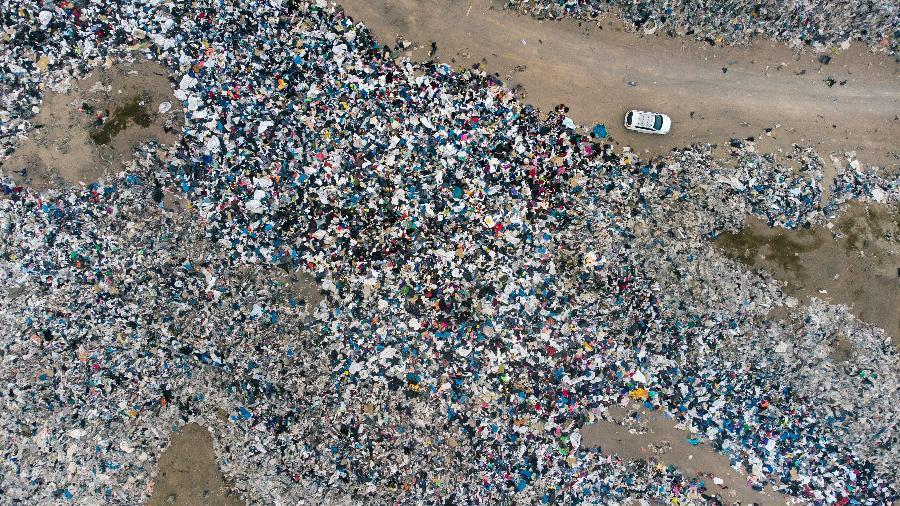 Vista aérea de lixão de roupas em Alto Hospicio, no deserto do Atacama no Chile - Martin Bernetti/AFP