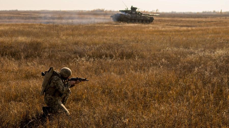 17 nov. 2021 - Soldado do Exército ucraniano participa de exercício militar nas proximidades da fronteira com a Crimeia, em Kherson, Ucrânia - Serviço de Imprensa da Junta Geral das Forças Armadas da Ucrânia via Reuters