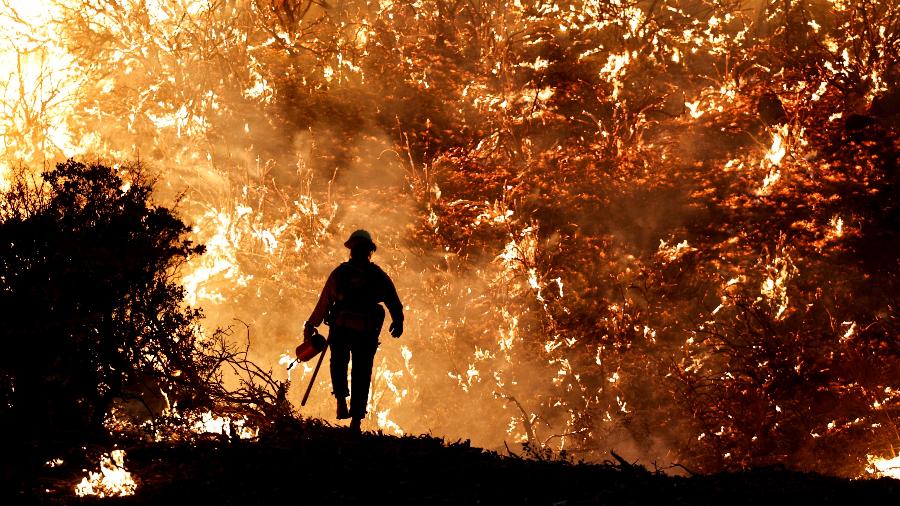 Bombeiro trabalha durante incêndio florestal na Califórnia- imagem do ano passado - Fred Greaves/Reuters