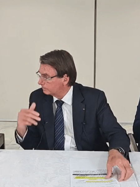 13.jan.2021 - O ministro Tarcísio Freitas e o presidente Jair Bolsonaro (PL), durante live semanal - Reprodução/Facebook
