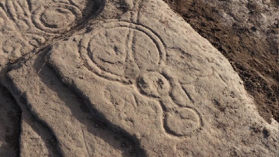 Pedra picto encontrada por arqueólogos na Escócia. - Divulgação/University of Aberdeen
