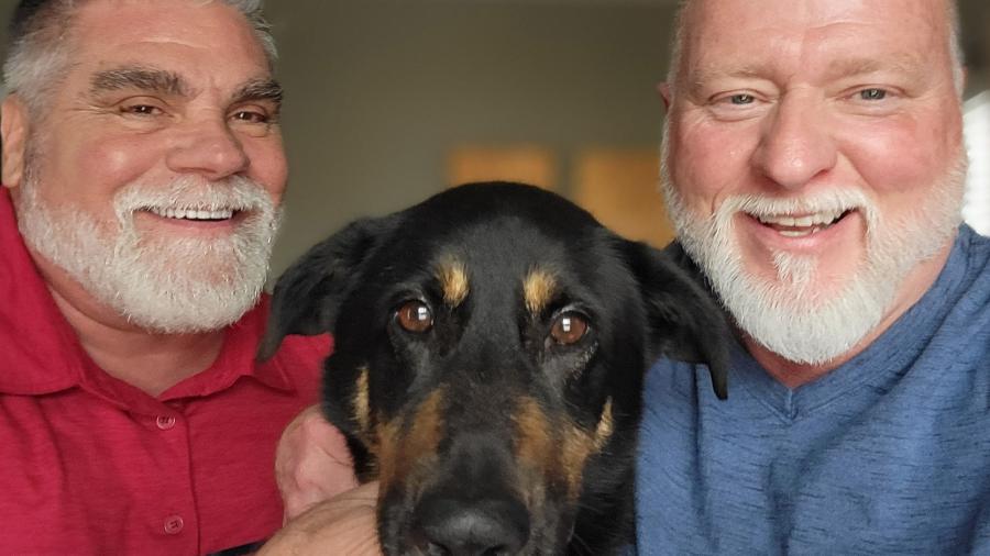 Cachorro foi adotado por casal após ser devolvido ao abrigo por atitude homofóbica de dono - Steve Nichols/Reprodução