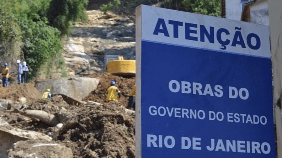 Placa de obra do governo do Rio na rua Teresa, uma das mais atingidas pelo temporal de fevereiro em Petrópolis - Divulgação/Secretaria estadual de Infraestrutura e Obras do Rio