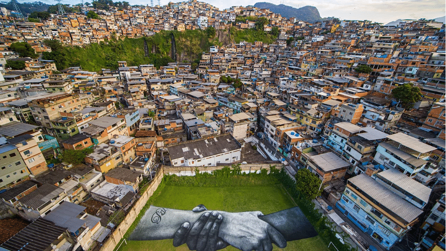 Projeto "Beyond Wall" (Além dos Muros) no Morro do Zinco, no Rio de Janeiro: artista francês quer desenhar braços interlaçados em 30 cidades do mundo - Divulgação/Saype