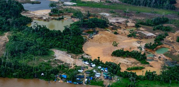 Sobrevoo regista áreas de garimpos ilegais dentro da Terra Indígena Yanomami, em Roraima, em abril de 2021