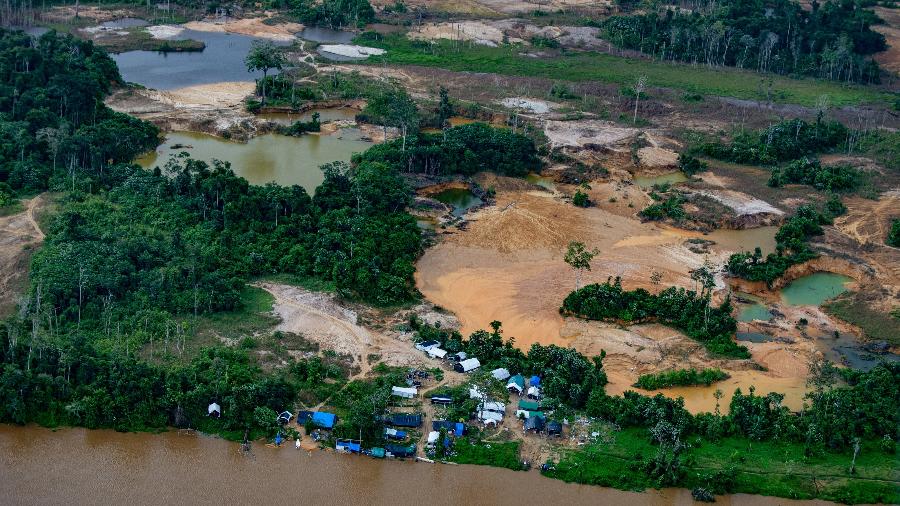Sobrevoo regista áreas de garimpos ilegais dentro da Terra Indígena Yanomami, em Roraima, em abril de 2021 - Christian Braga/Greenpeace