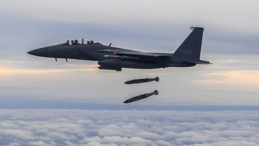 F-15K sul-coreano lança bombas durante treinamento após míssil norte-coreano atravessar Japão - Handout/South Korean Defence Ministry/AFP