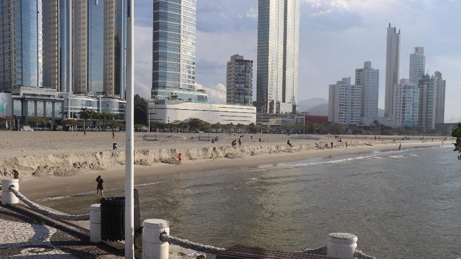 Um "degrau" apareceu na faixa de areia da praia Central de Balneário Camboriú, em Santa Catarina - 21.out.22 - Rafael Mendes/PMBC