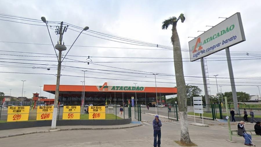 Arrastão foi realizado em supermercado de São Vicente; segundo a polícia, suspeitos levaram R$ 7 mil, duas bicicletas, bebidas e cigarros foram levados do local - Reprodução/Google Street View