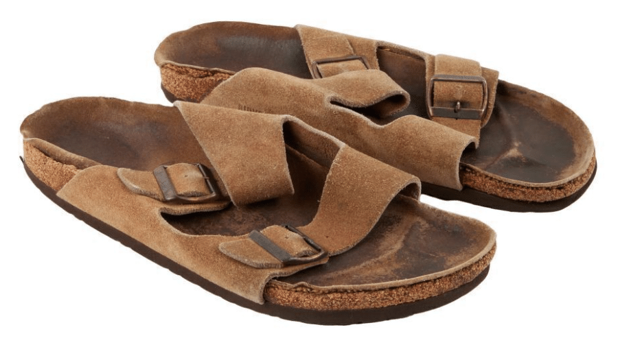 Um par de sandálias usadas por Steve Jobs foi leiloada - Divulgação/Site/Julien"s Auctions