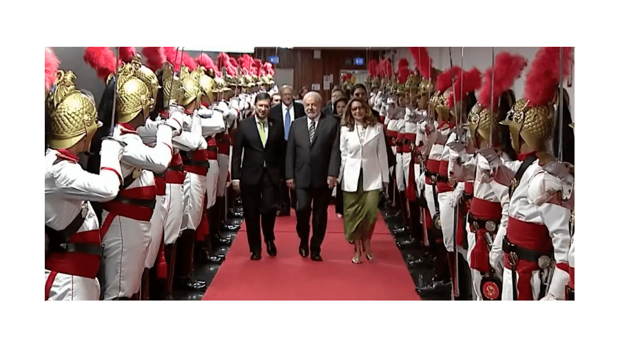 Lula chega ao TSE acompanhado da primeira-dama para a cerimônia de diplomação - Reprodução/Globo News