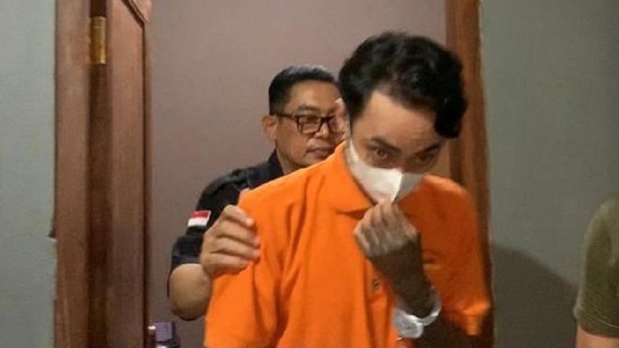 Eka Sopyan, 39, flagrou a suposta traição na pensão onde a vítima morava na Indonésia - Reprodução